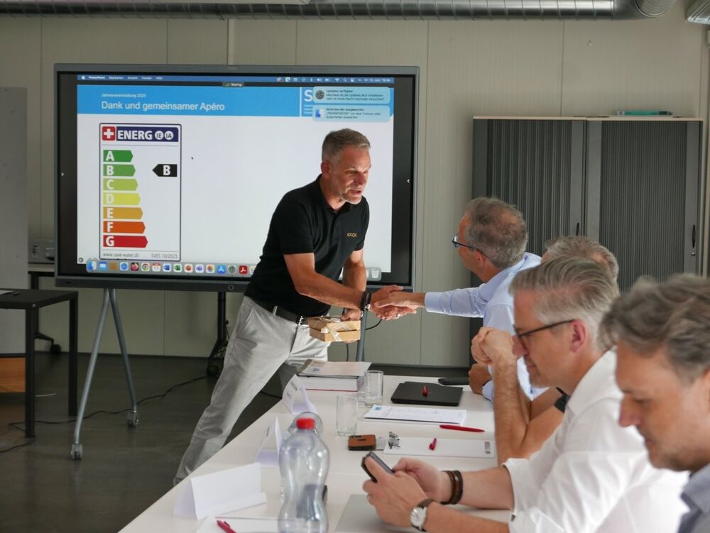 Roger Wondrusch, Präsident des SVES, bedankt sich bei Christoph Schaffner von Neoperl für die Gastfreundschaft zur Jahresveranstaltung und die spannenden Ausführungen zu den geeigneten Lösungen zum (Warm-)Wasser sparen.